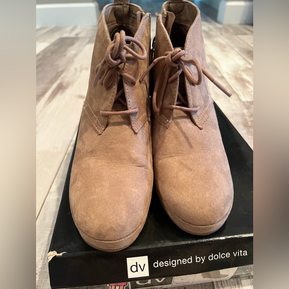 Dolce Vita Light Taupe Terri Size 8 women’s wedge booties. - Picture 3 of 4